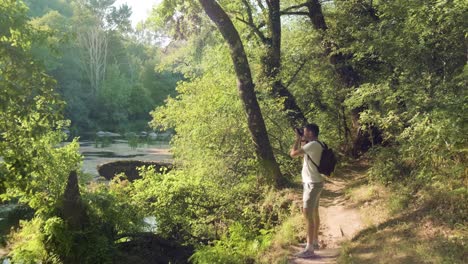 Adulto-Caucásico-Tomando-Fotos-Al-Aire-Libre-Con-Una-Cámara-Profesional,-Fotógrafo-En-El-Paisaje-Forestal