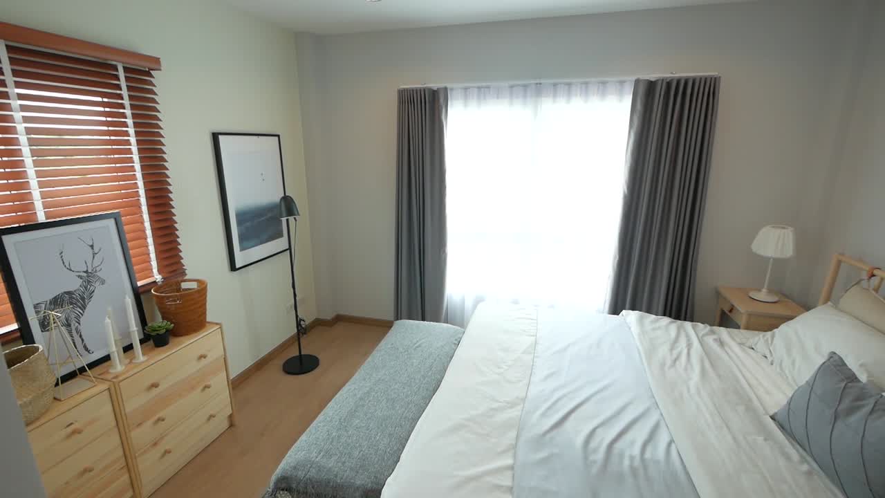 밝은 톤 장식의 미니멀 스타일 침실