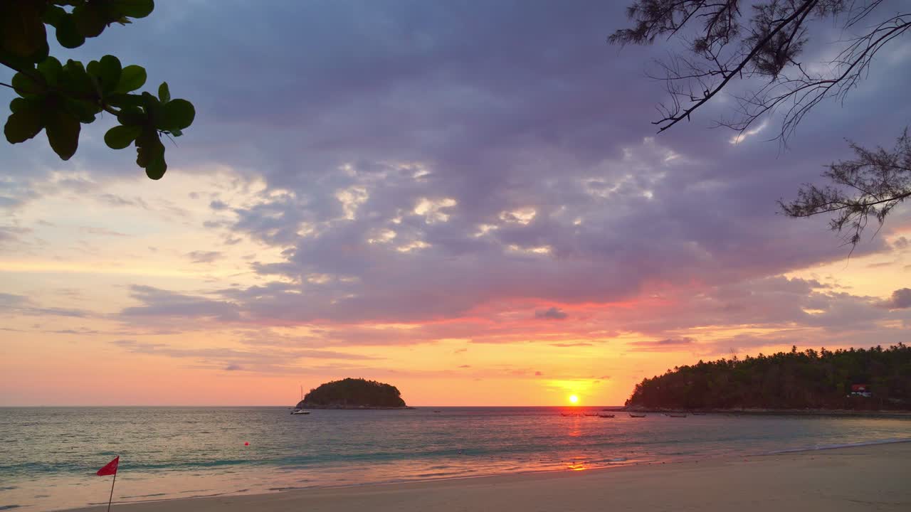 impresionante cielo rojo al atardecer en la playa de kata phuket tailandia.