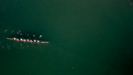 Vista-Aérea-De-Remeros-En-Botes-De-Remos-De-Ocho-Remos-Cerca-De-Marina-Del-Rey-En-California,-EE.UU.