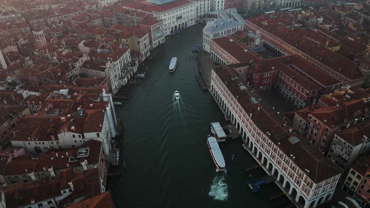 Łodzie i Vaporetto na Canal Grande w Wenecji we Włoszech o wschodzie słońca - ujęcie z drona.