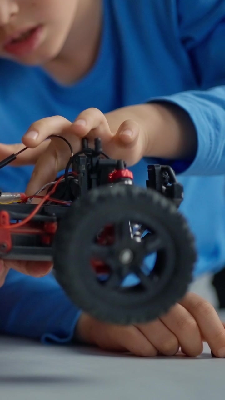 Padre e hijo construyendo un coche teledirigido juntos