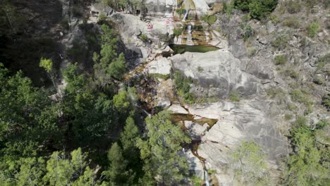 Cascadas-Portuguesas,-Hermosa-Vista-Aérea,-Piscinas-Naturales-En-Rocas-Empinadas,-Cascada-De-Tahití