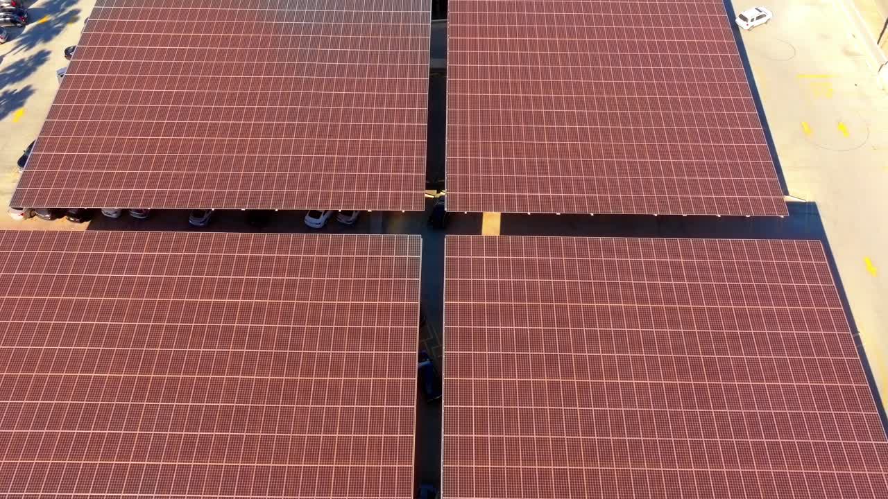 antena ascendente de grandes paneles solares con superposición de gráficos de movimiento naranja, concepto de tecnología