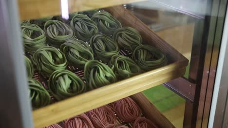 diferentes tipos de pasta seca en una instalación de almacenamiento