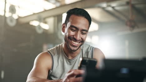 Hombre-Asiático-Feliz,-Teléfono-Y-Fitness-En-Las-Redes-Sociales