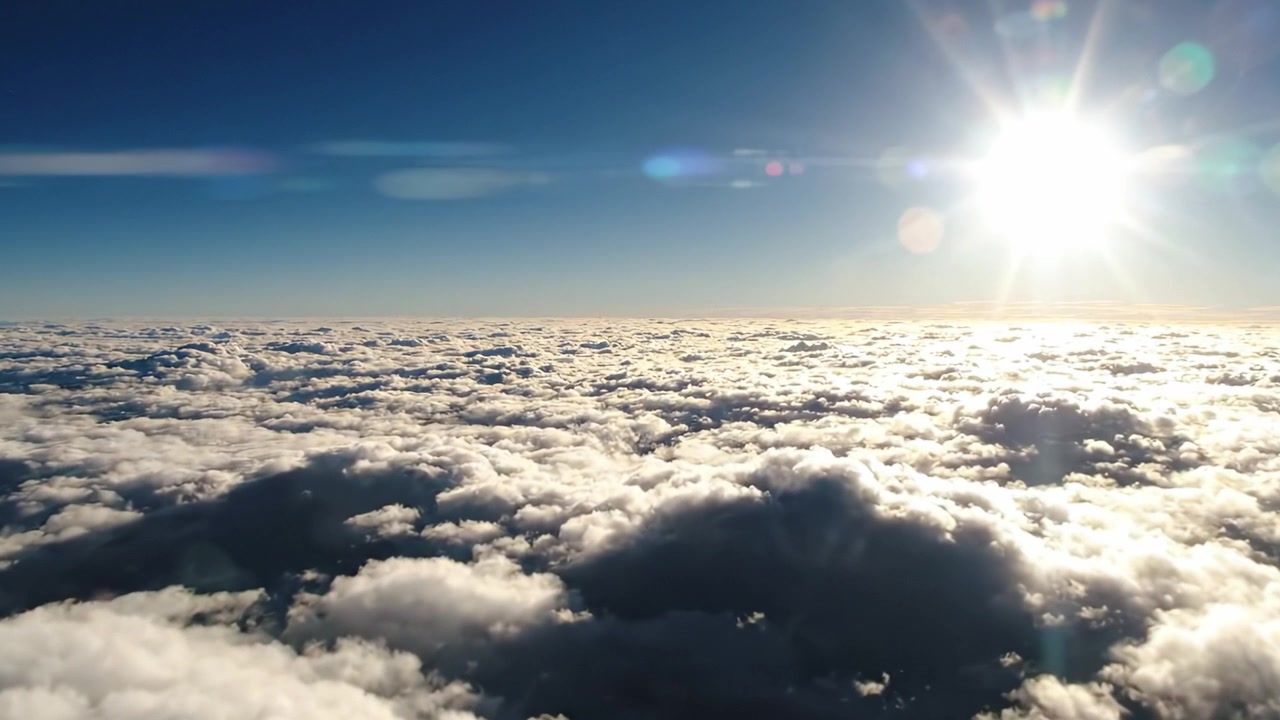 Vista Aerea Mozzafiato di un Vasto Paesaggio di Nuvole Sotto un Sole Splendente, che Cattura la Bellezza della Natura e la Serenità Sopra il Mondo