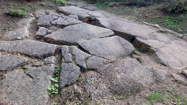 Una carrellata mostra pietre e cemento degli scavi presso la Piramide del Sole, un antico edificio nel racconto bosniaco delle piramidi.