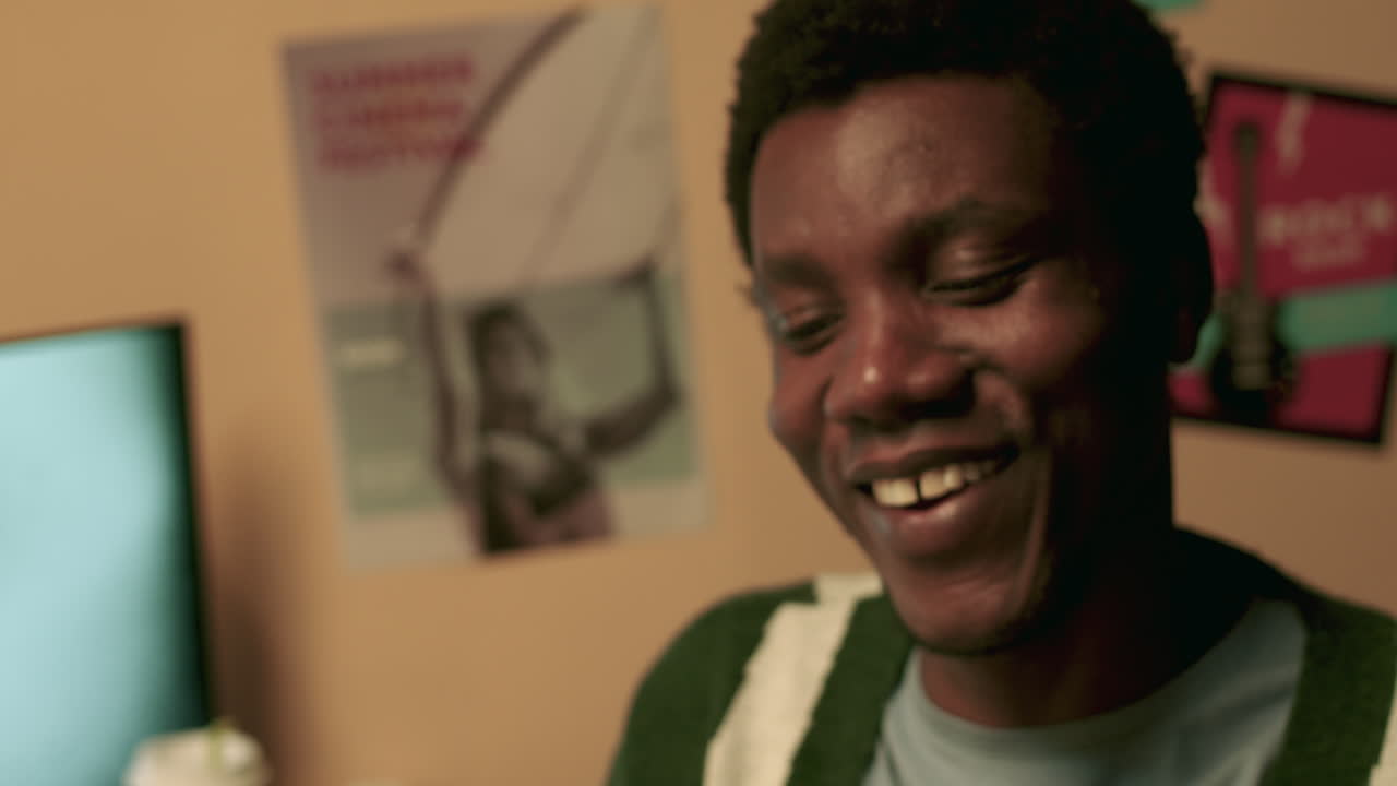 맛있는 피자를 먹는 남자