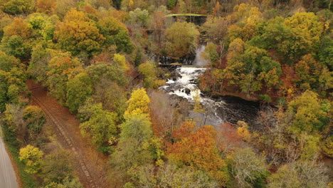 Una-Toma-Aérea-Del-Colorido-Follaje-De-Otoño-En-El-Norte-Del-Estado-De-Nueva-York