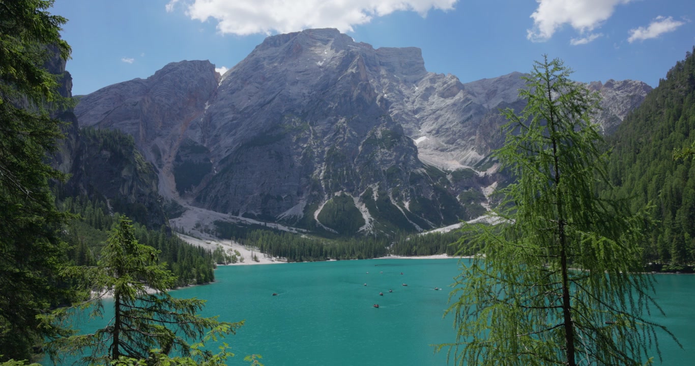Cime montuose rocciose si ergono sopra il Lago di Braies nelle Dolomiti dell'Alto Adige, Italia. Panoramica.
