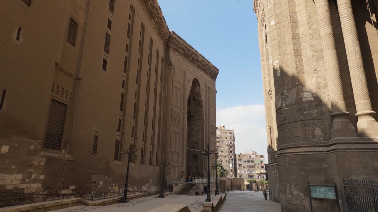 famosa mezquita-madrasa del sultán hasan de el cairo en egipto