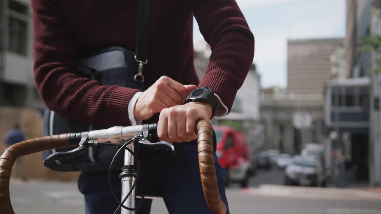 hombre caucásico por la calle con una máscara facial contra el coronavirus