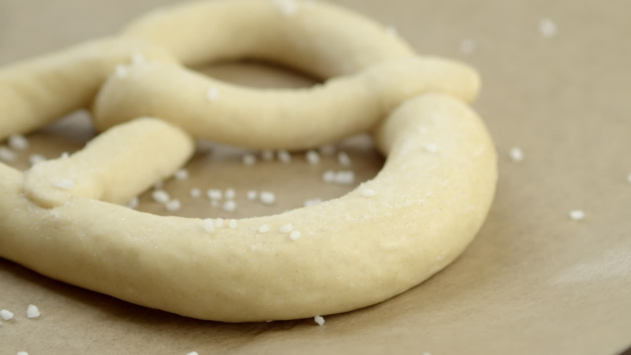 tiro macro de pretzels congelados con sal en ellos
