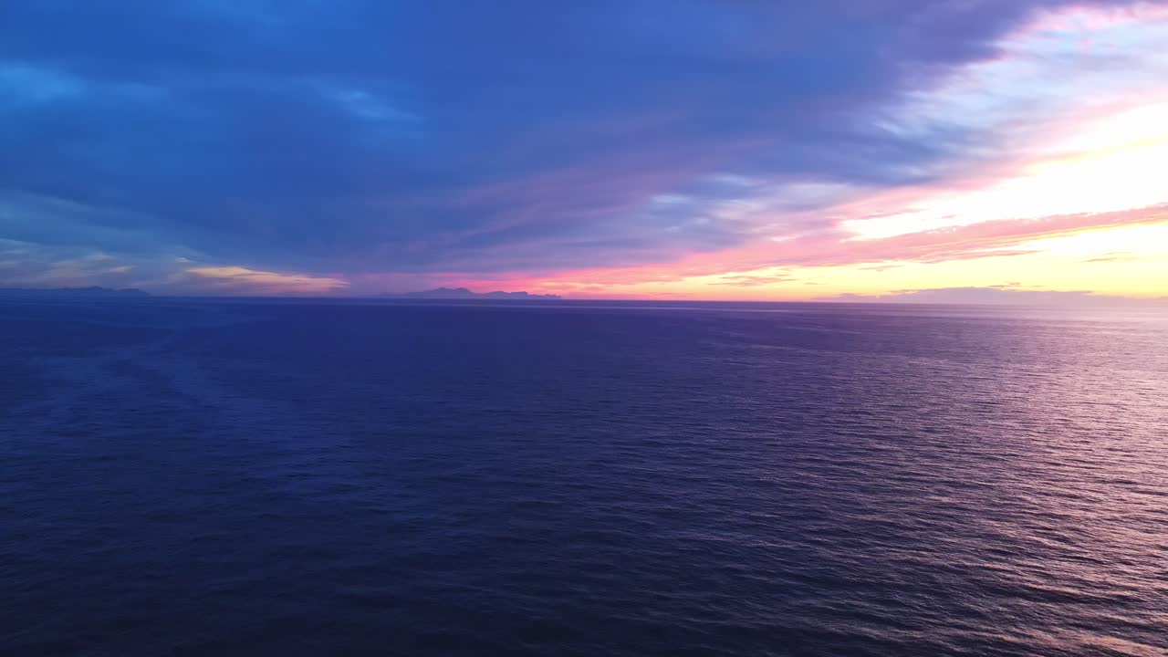 Tramonto viola mentre il sole scende sotto l'orizzonte a Minorca, Spagna.