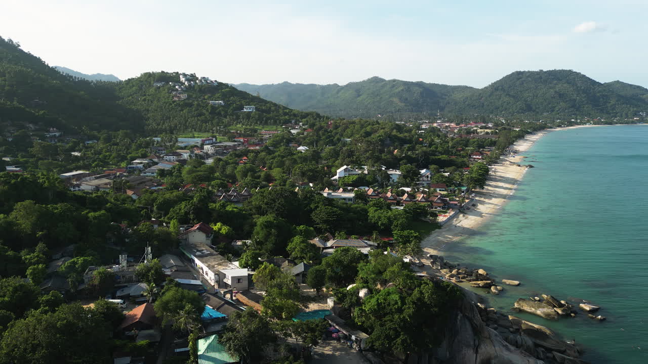 Playa de Lamai, Koh Samui, en toma aérea de apertura