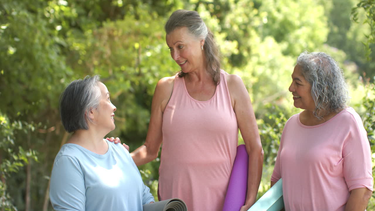 고위 양색 여성은 야외에서 백인과 아시아인 여성과 함께 가운 순간을 즐긴다.