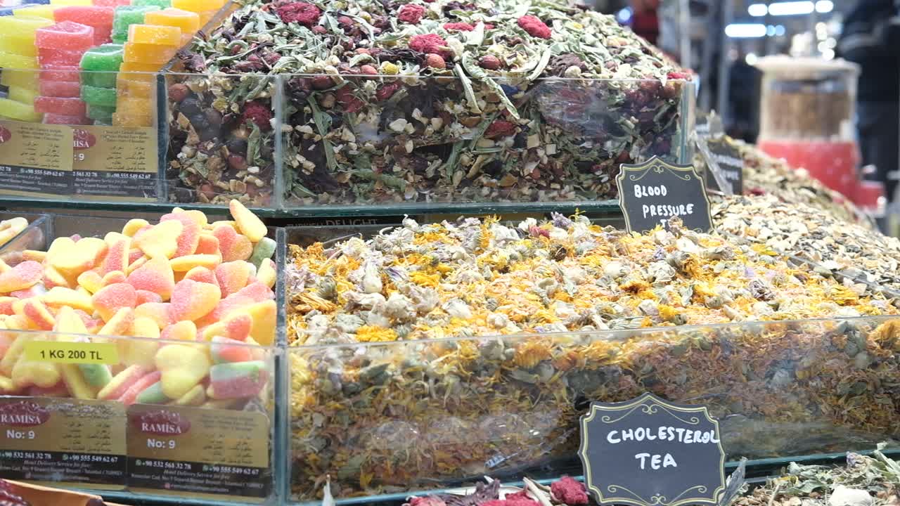 숲을  ⁇ 고 있는 젊은이