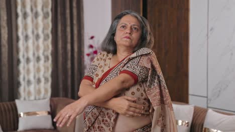 mujer india gorda haciendo ejercicio