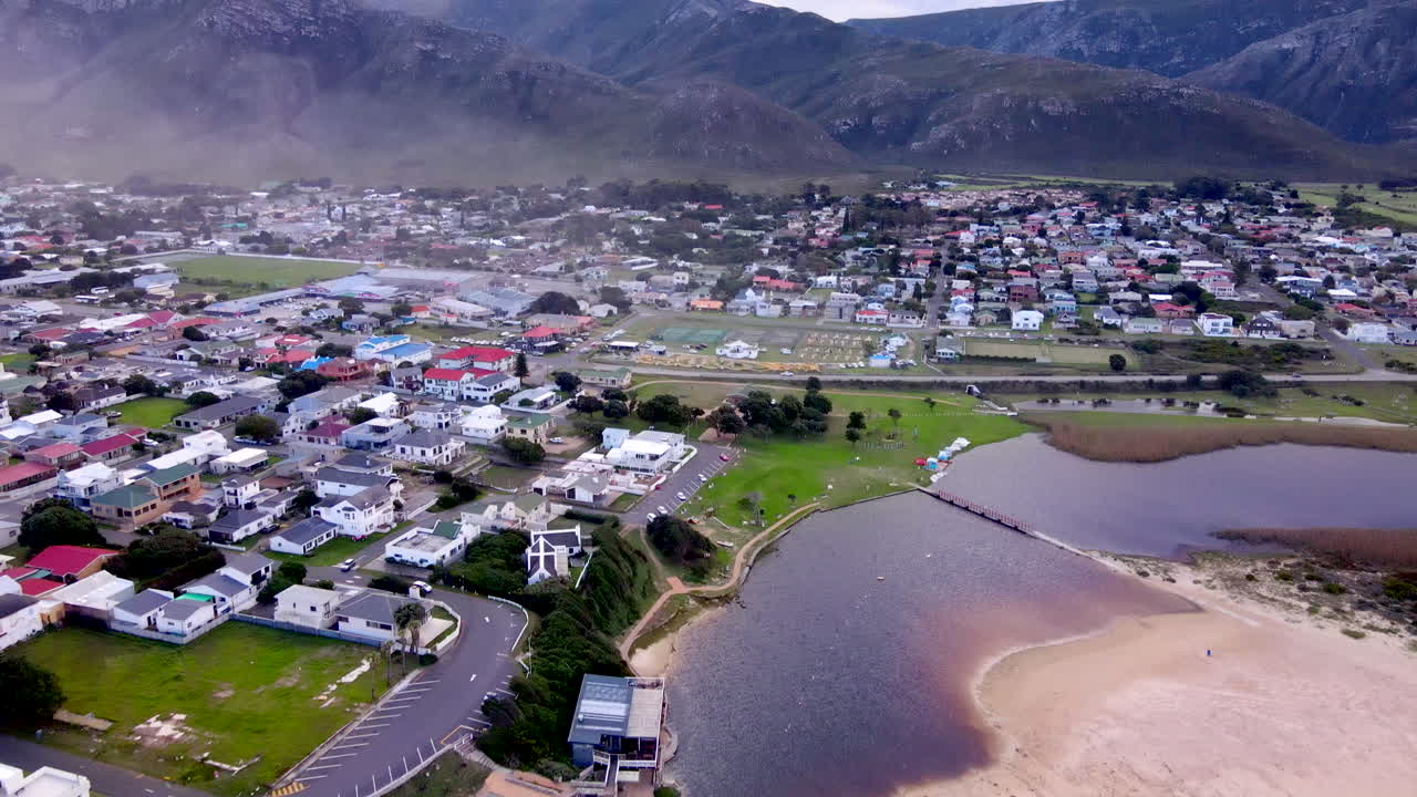 la pintoresca ciudad costera de kleinmond entre la montaña y el océano en overstrand