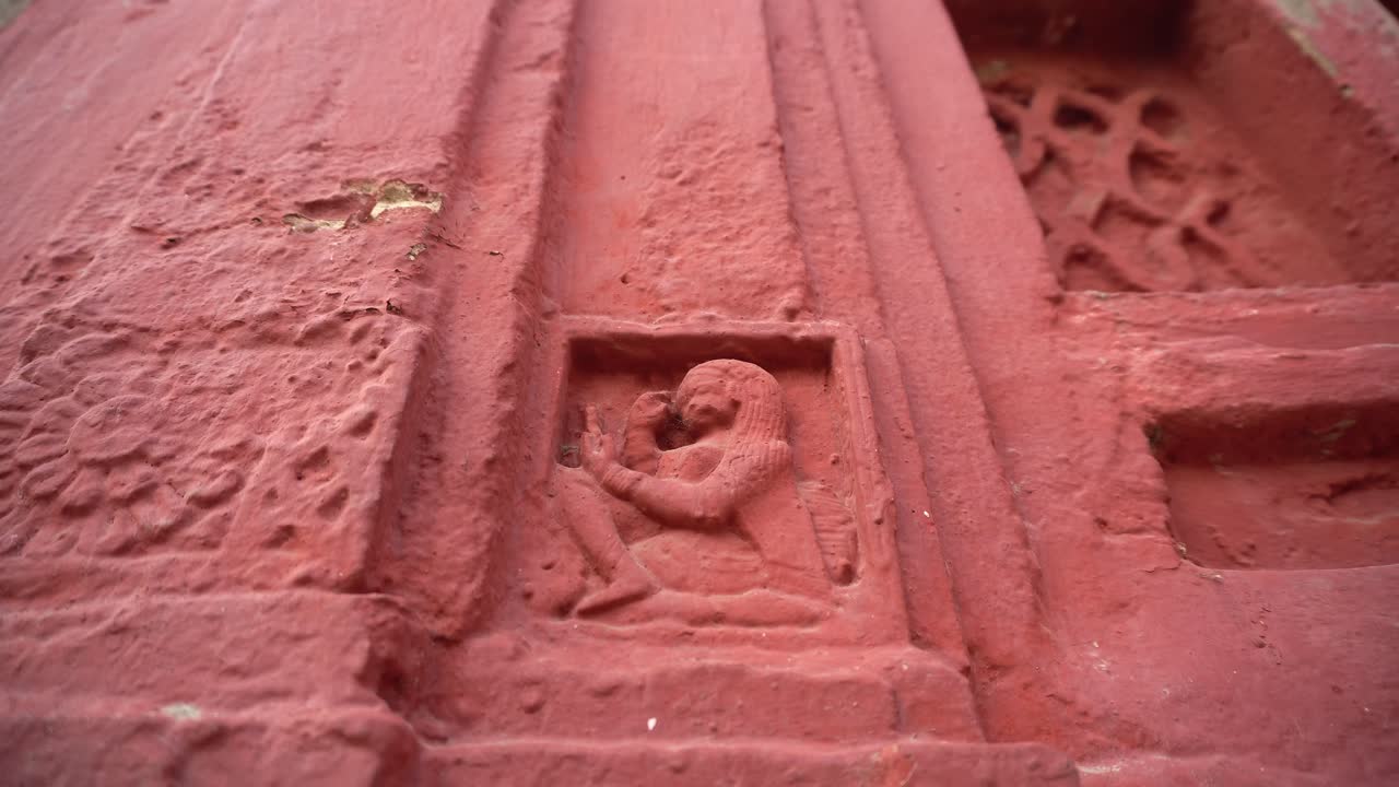 The red brick architecture is evident on the outer walls of this temple which the social system, culture and civilization of that time blossomed.Currently, the paintings are almost destroyed.