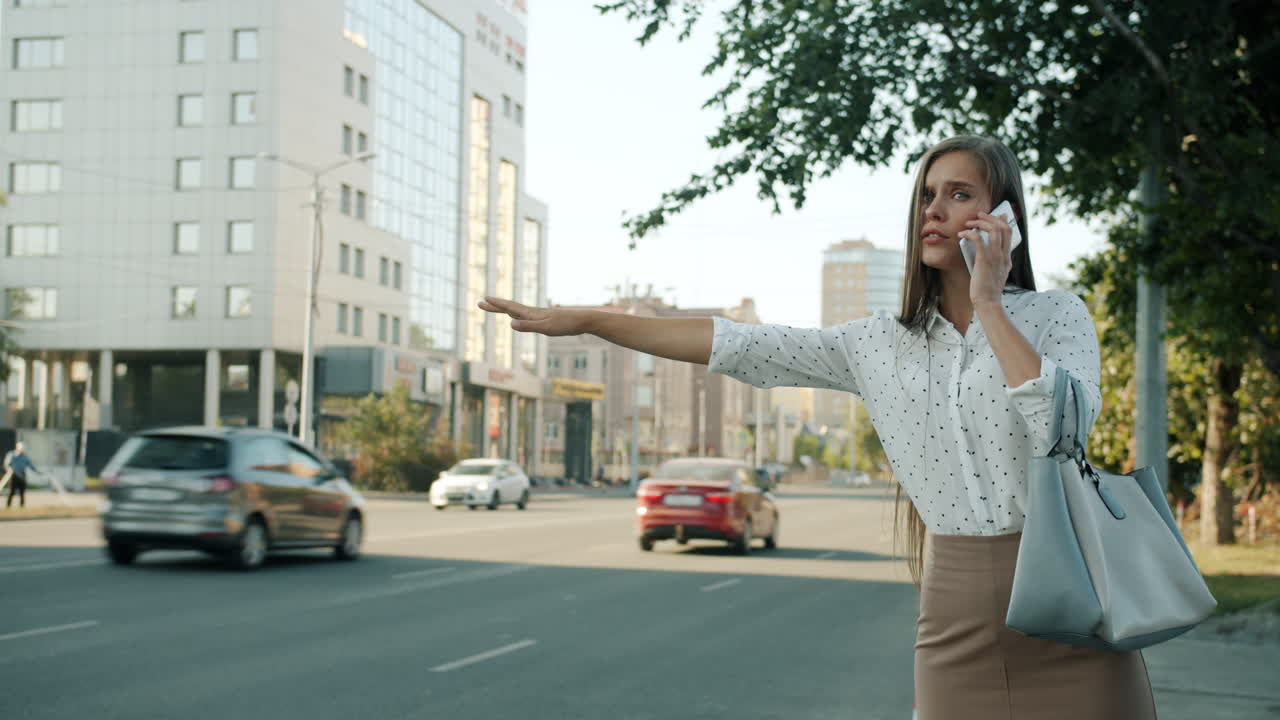 택시를 기다리는 여자