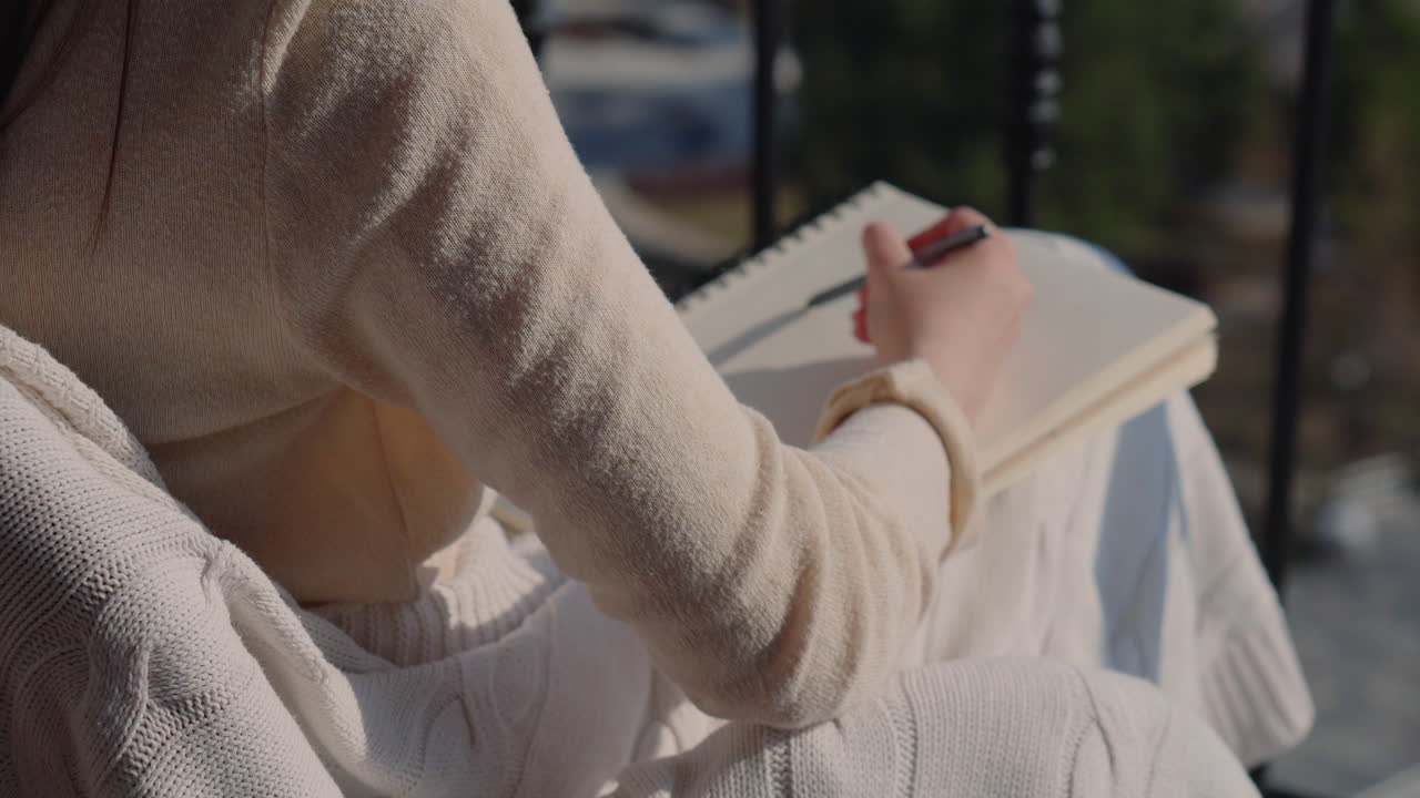 야외에서 스케치하는 여자