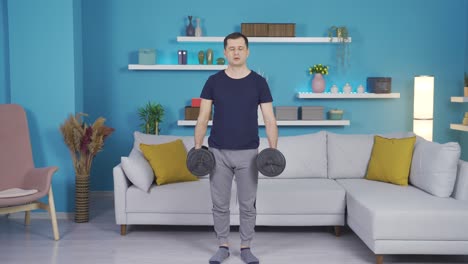 hombre de fitness trabajando en el cuerpo solo en casa.