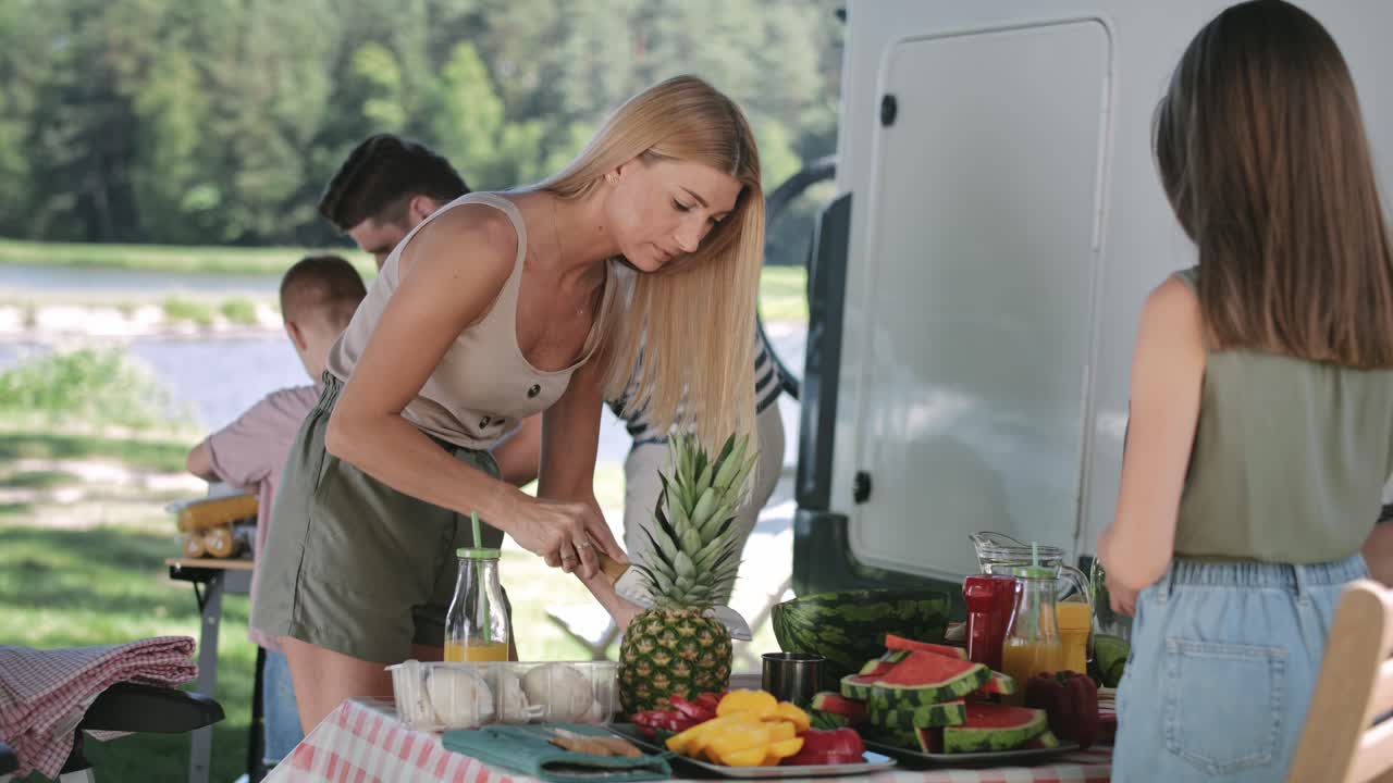 video de mano de la madre y la hija preparando comida para un picnic