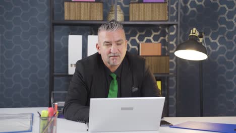 el hombre de negocios que trabaja en una computadora portátil se siente satisfecho.