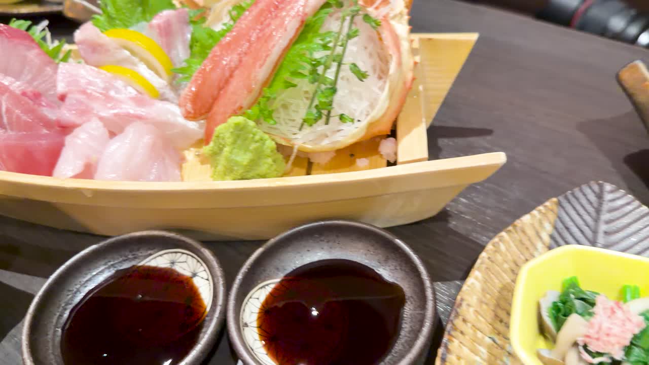 東京での新鮮な舟盛り、蟹味噌、海鮮料理のクローズアップパンショット