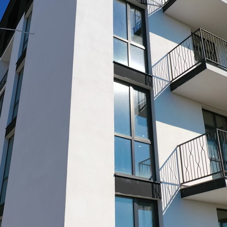 Area residenziale con alti condomini. Vista aerea di un alto condominio residenziale con molte finestre e balconi.