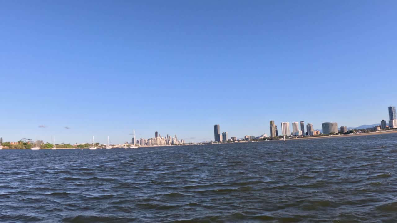 움직이는 배에서 볼 수 있는 도시 스카이 라인