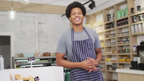 animación de un feliz camarero biracial en una cafetería