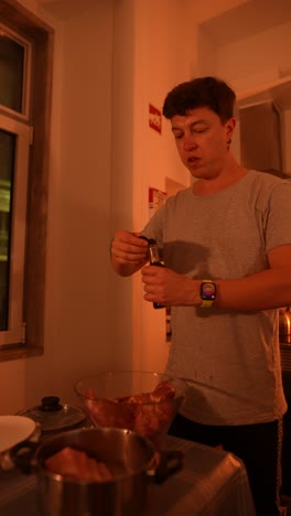 hombre preparando una comida en una cocina