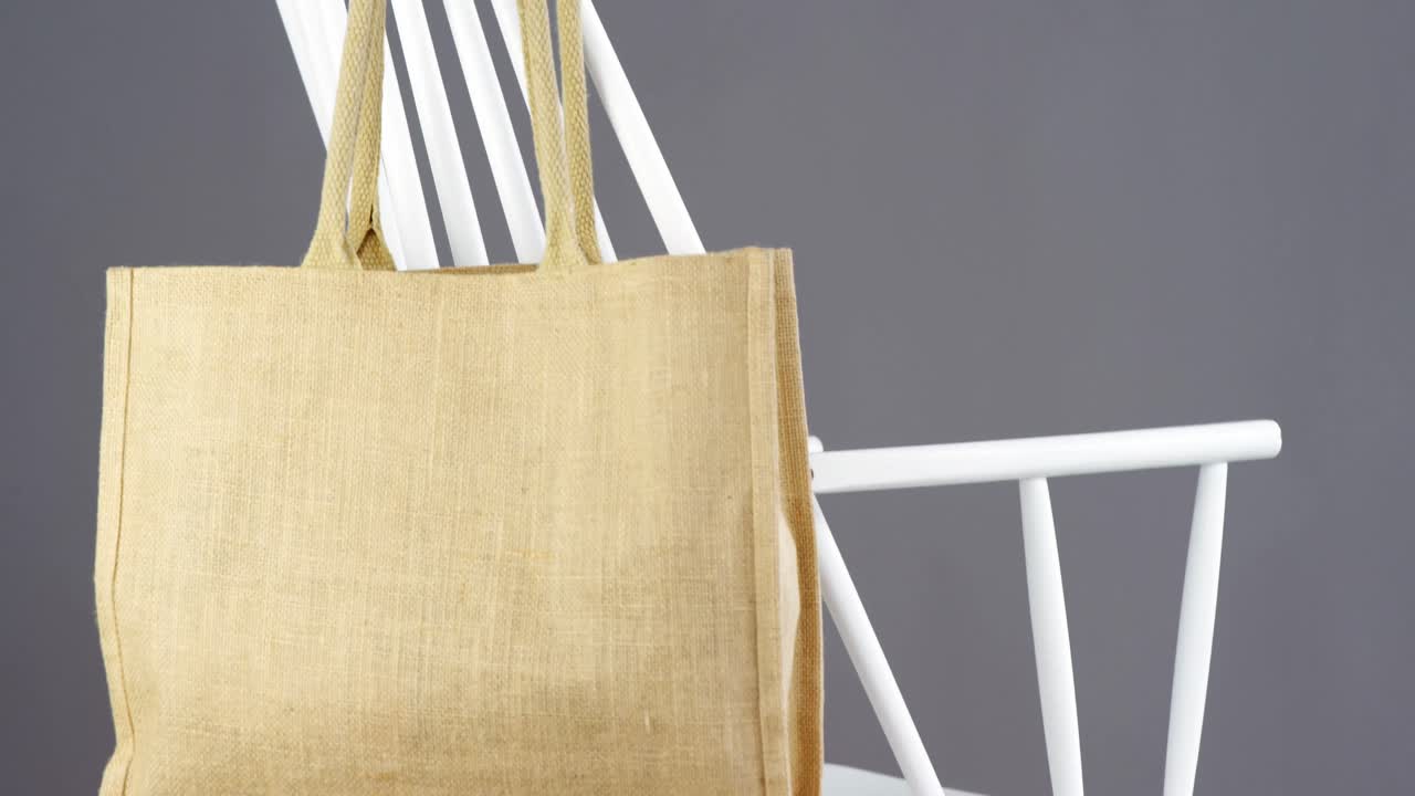 bolso colgado de una silla