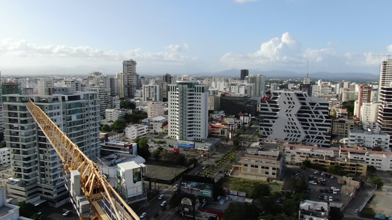 Una hermosa bandera dominicana en lo alto de una grúa en el sitio de construcción del hotel Rock en Santo Domingo, República Dominicana.