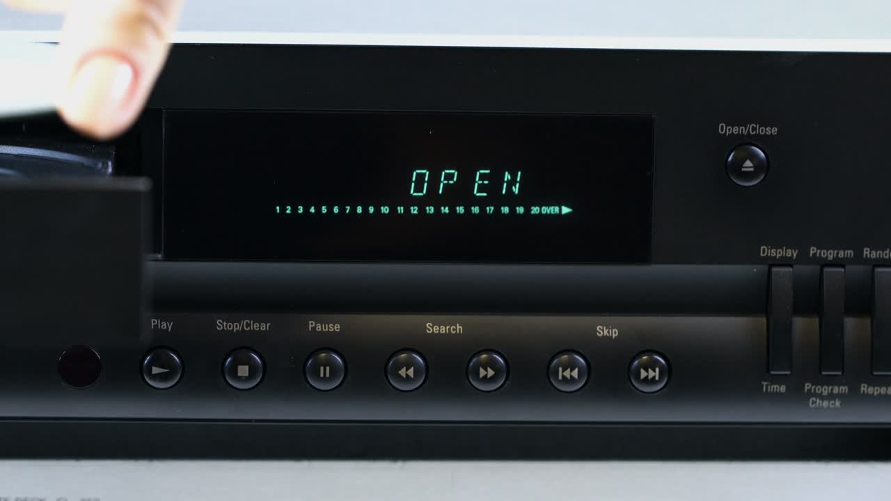 테이프 레코더 클로즈업, 여성이 cd를 입합니다.