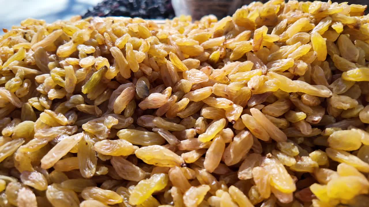 Gros plan sur des raisins secs dorés