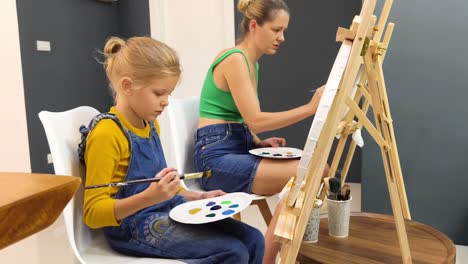 madre e hija pintando juntas