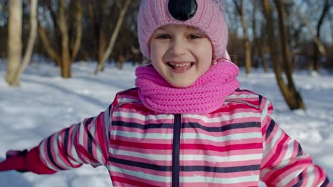 Niño-Sonriente-Corriendo,-Divirtiéndose,-Bailando,-Jugando-En-Un-Camino-Nevado-En-El-Bosque-Del-Parque-Invernal