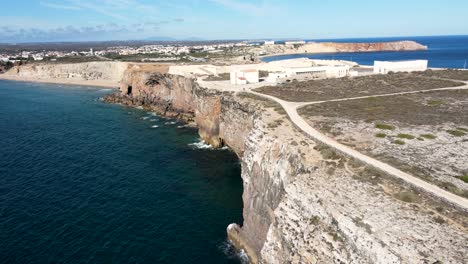 Luftaufnahme-Einer-Festung-In-Portugal-Vom-Meer-Aus