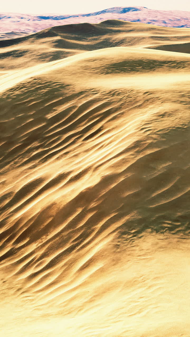 Tranquillo paesaggio desertico caratterizzato da increspature e orizzonti sconfinati