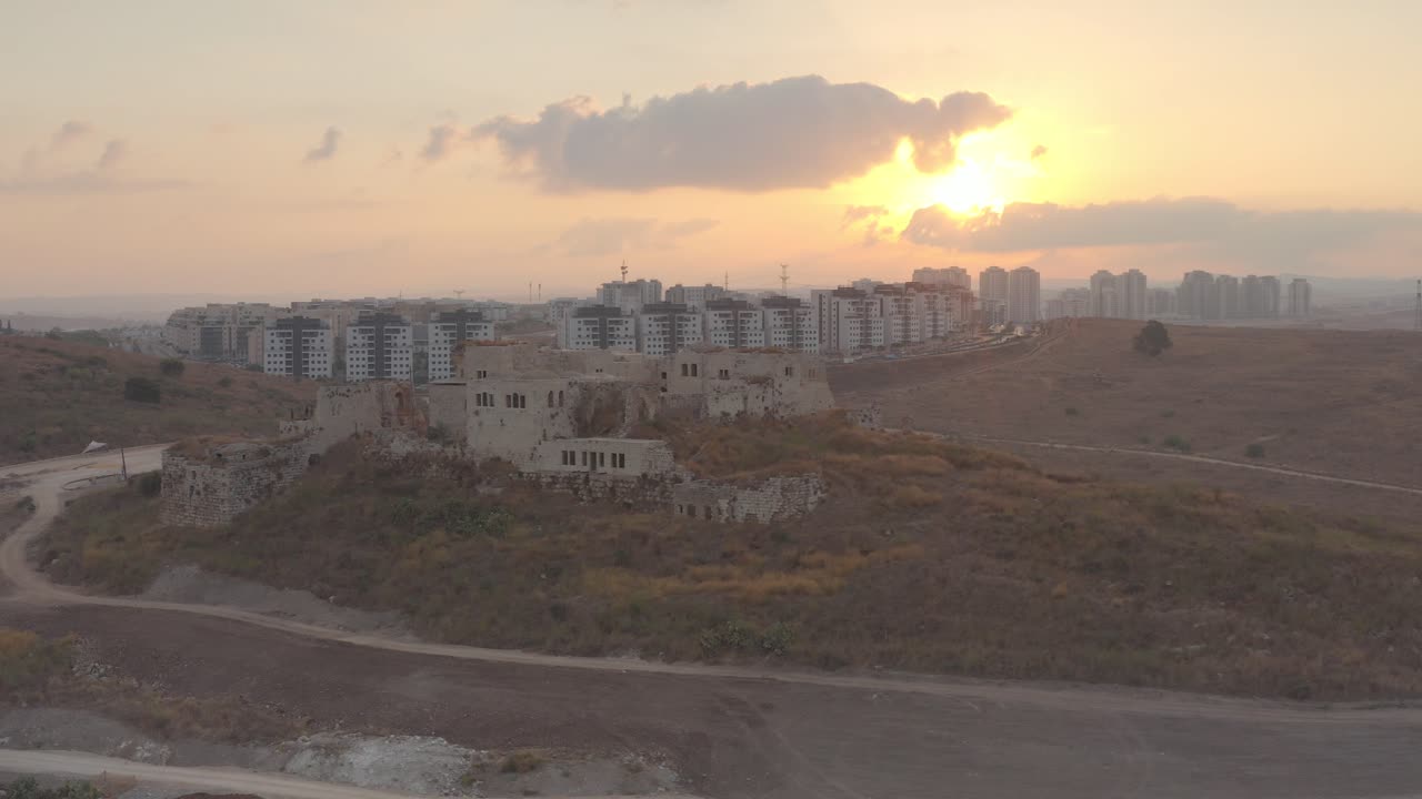 vista aérea de las ruinas de un antiguo castillo al atardecer