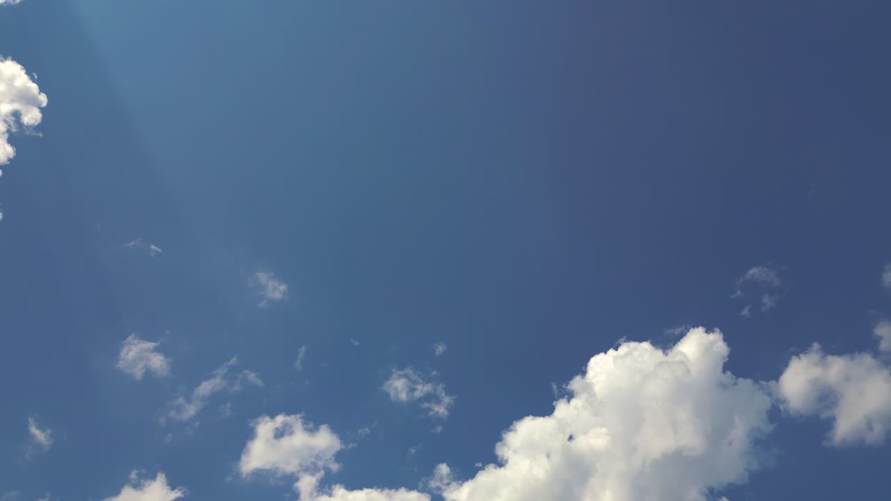 여름의 파란 하늘 구름 경사 가 ⁇ 운  ⁇ 색 배경