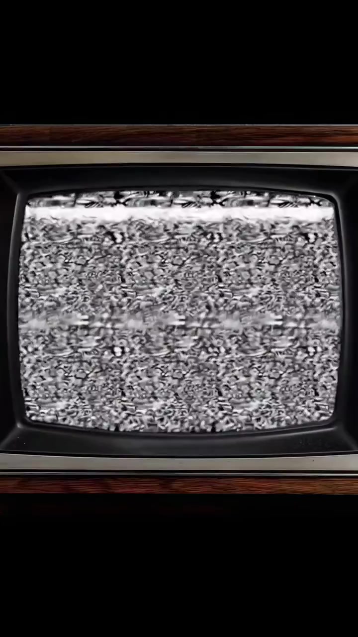 Schermo televisivo vintage che mostra rumore statico e perdita di segnale