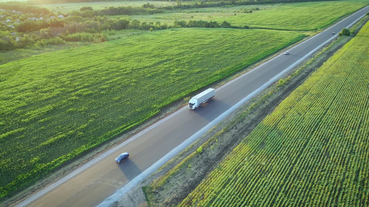 시골의 고속도로에서 자동차를 운전합니다.
