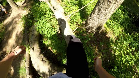 punto de vista en primera persona de un joven corriendo en un bosque