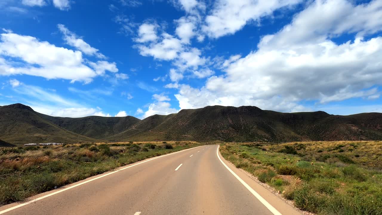camino vacío con montaña