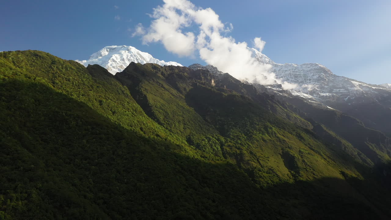 toma aérea de drones de las montañas annapurna en nepal